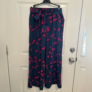 Torrid wide leg elastic waist dress pants with pockets. Size 10.